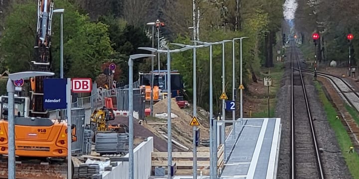 Das Bahnhofschild steht schon