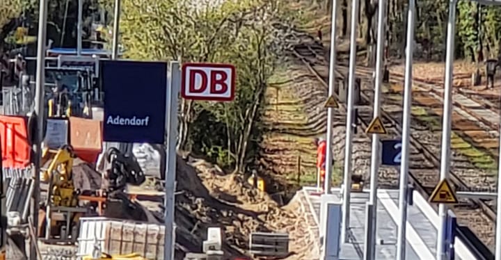 Das Bahnhofschild steht schon