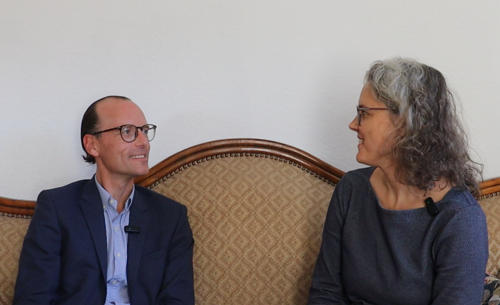 Auf dem Sofa: Matthias Gierke im Interview mit Eva Raabe